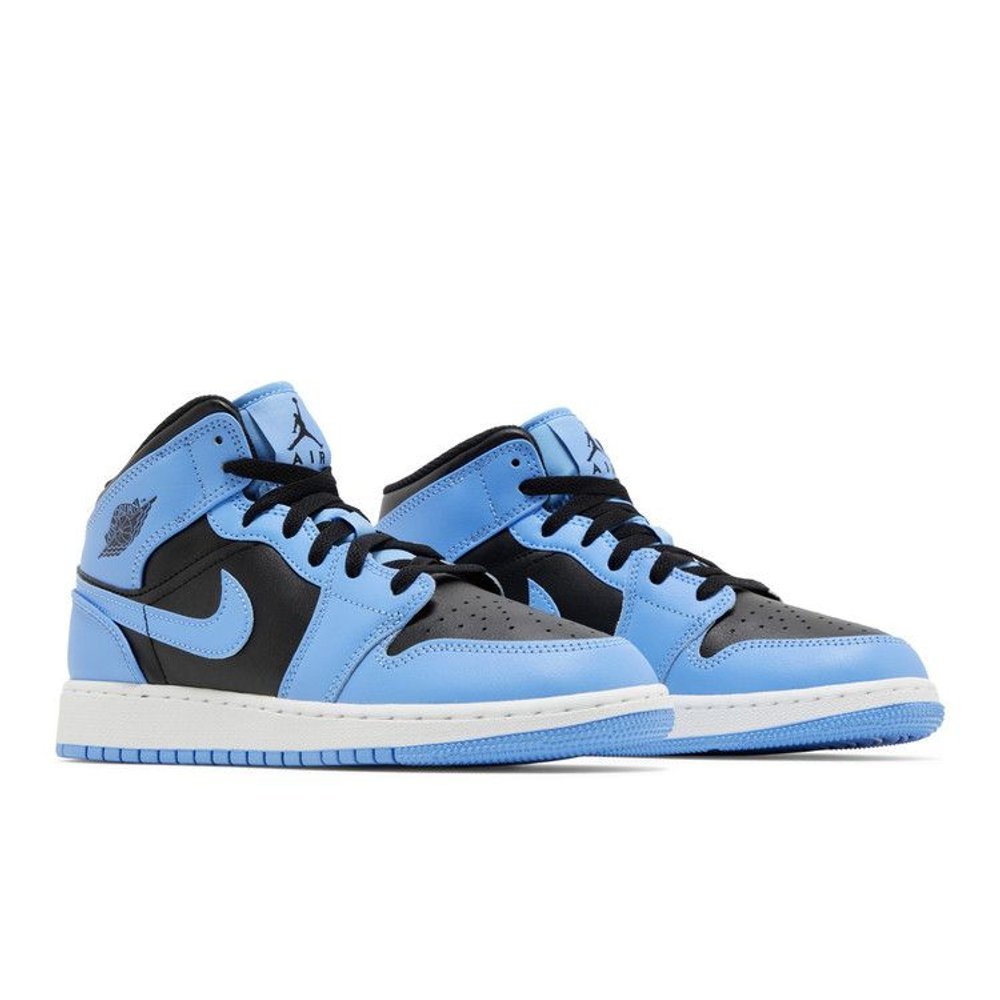 Jordan 1 Mid University Blue Black (GS) – lifestyle foto | Purekickz