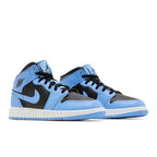 Jordan 1 Mid University Blue Black (GS) – lifestyle foto | Purekickz