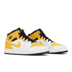 Jordan 1 Mid University Gold (GS) – lifestyle foto | Purekickz