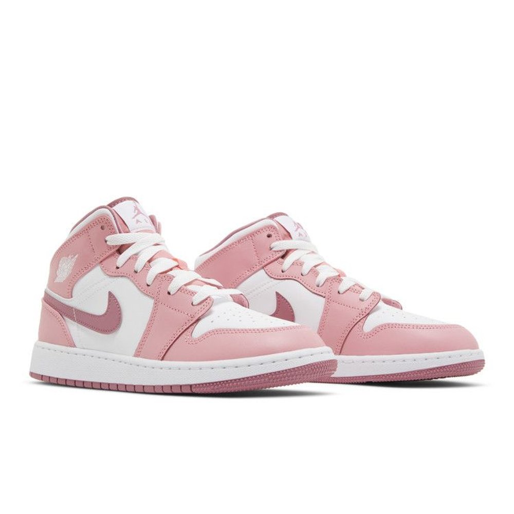 Jordan 1 Mid Valentines Day (2023) (GS) – lifestyle foto | Purekickz