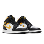 Jordan 1 Mid White Pollen Black (GS) – lifestyle foto | Purekickz