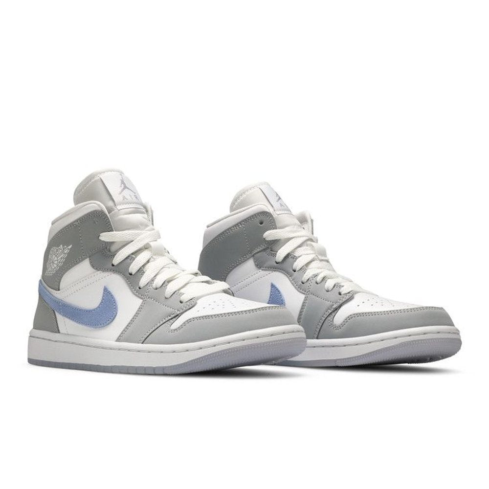 Jordan 1 Mid Wolf Grey Aluminum – lifestyle foto | Purekickz
