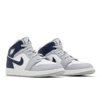 Jordan 1 Mid Wolf Grey Midnight Navy (GS) – lifestyle foto | Purekickz