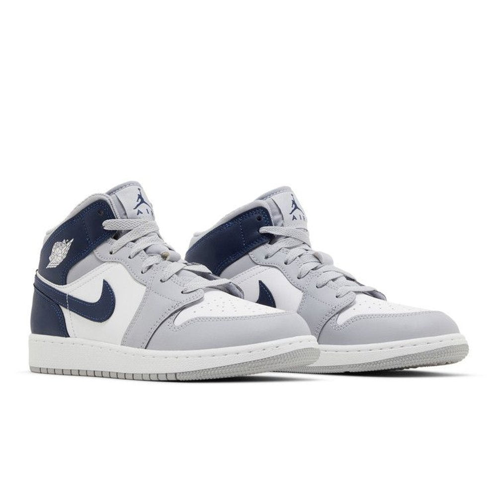 Jordan 1 Mid Wolf Grey Midnight Navy (GS) – lifestyle foto | Purekickz