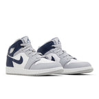 Jordan 1 Mid Wolf Grey Midnight Navy (GS) – lifestyle foto | Purekickz