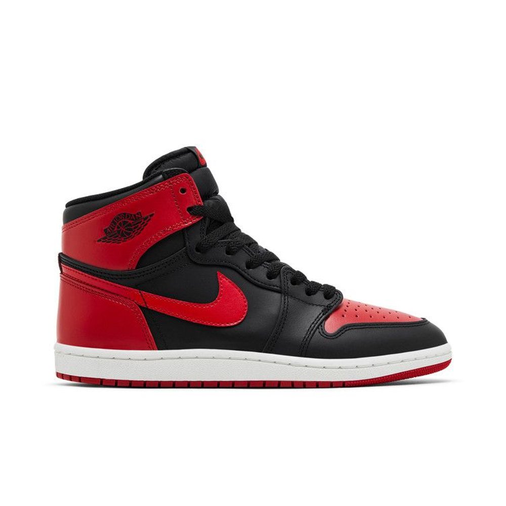 Jordan 1 Retro High '85 OG Bred (2025) – boční pohled | Purekickz