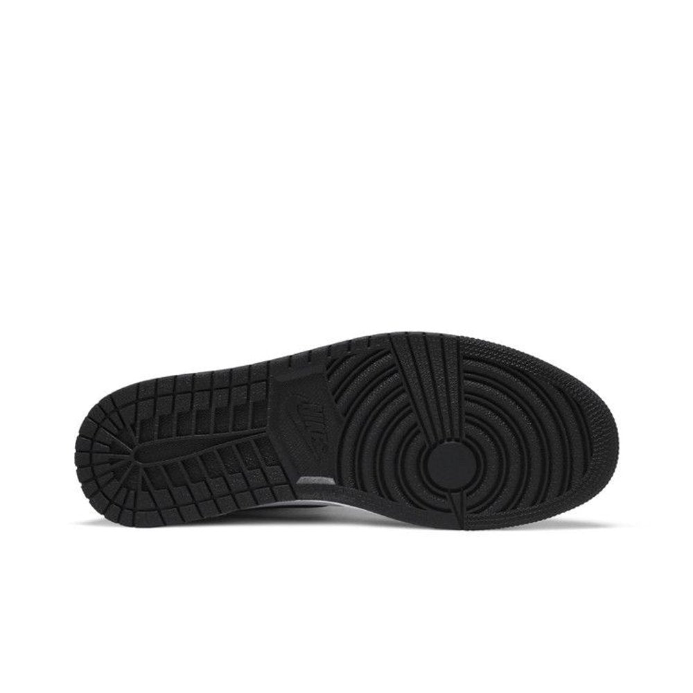 Jordan 1 Retro High Light Smoke Grey – zadní pohled | Purekickz