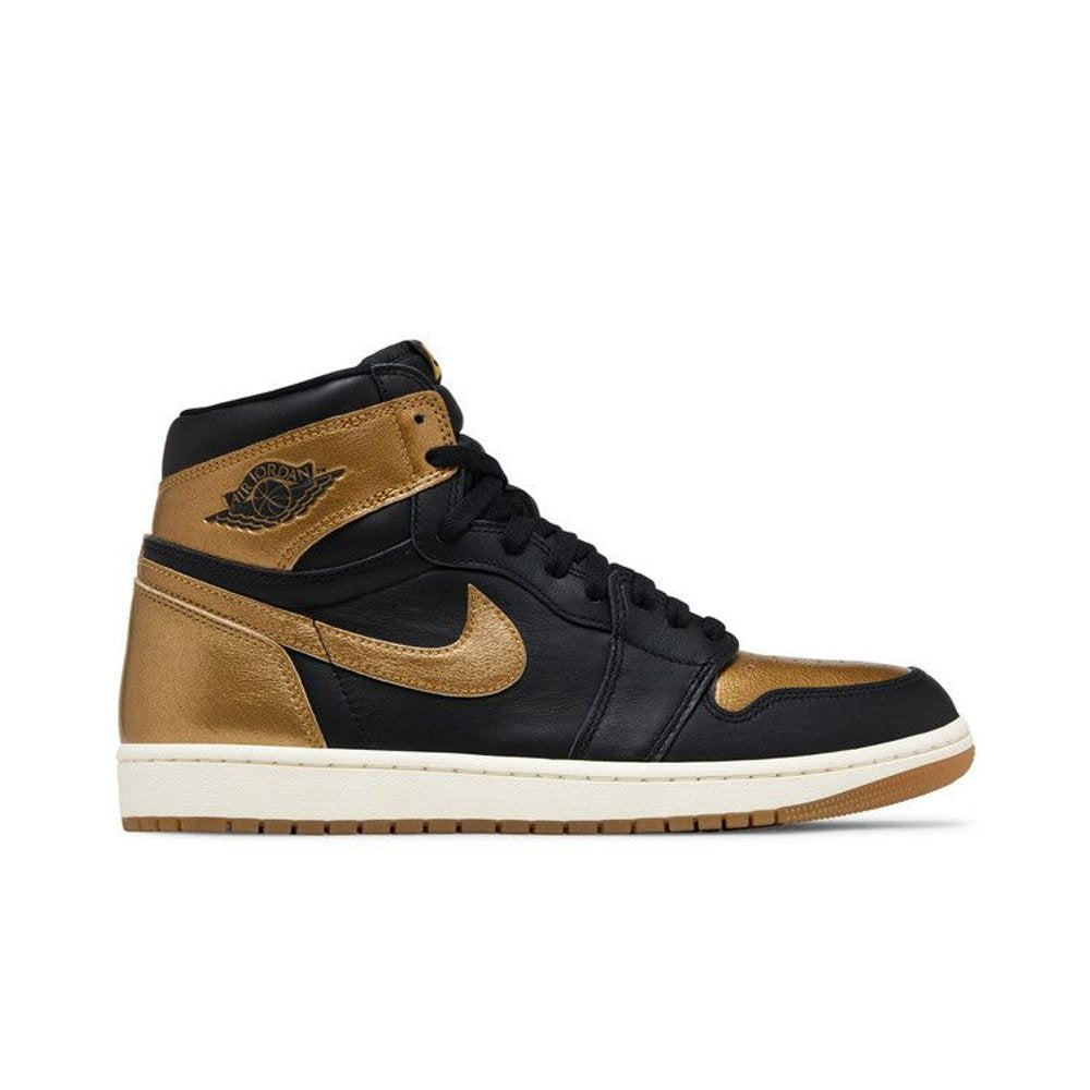 Jordan 1 Retro High OG Black Metallic Gold – boční pohled | Purekickz