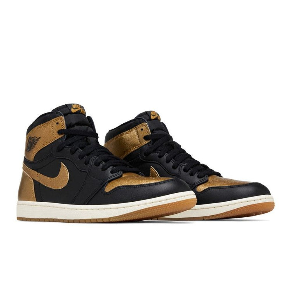 Jordan 1 Retro High OG Black Metallic Gold – lifestyle foto | Purekickz