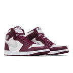 Jordan 1 Retro High OG Bordeaux – lifestyle foto | Purekickz