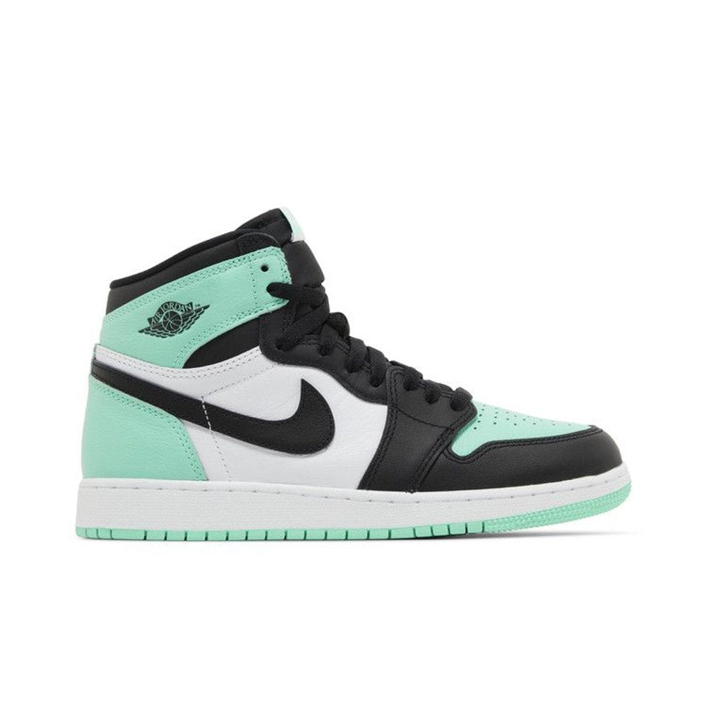 Jordan 1 Retro High OG Green Glow (GS) – boční pohled | Purekickz