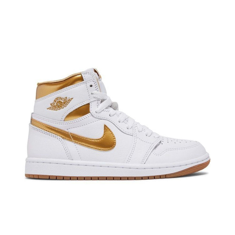 Jordan 1 Retro High OG Metallic Gold (W) – boční pohled | Purekickz