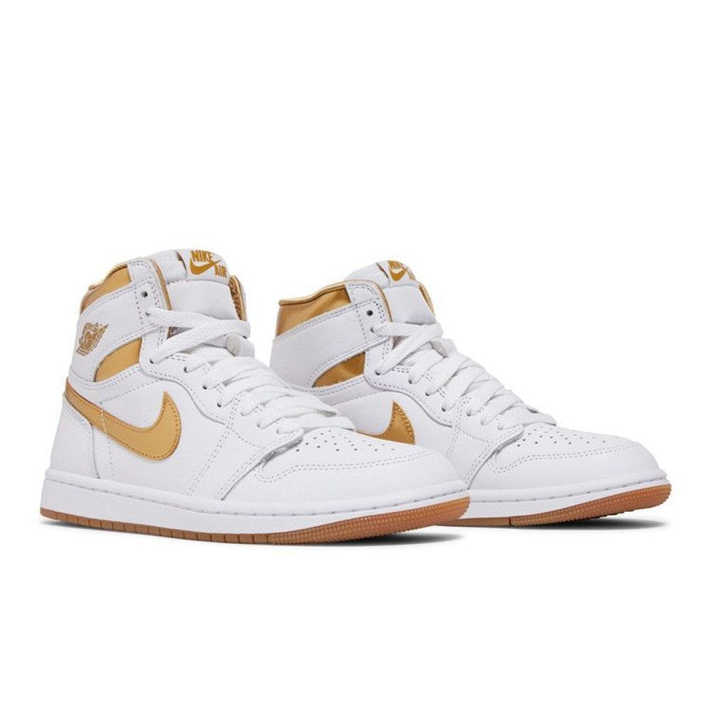 Jordan 1 Retro High OG Metallic Gold (W) – lifestyle foto | Purekickz