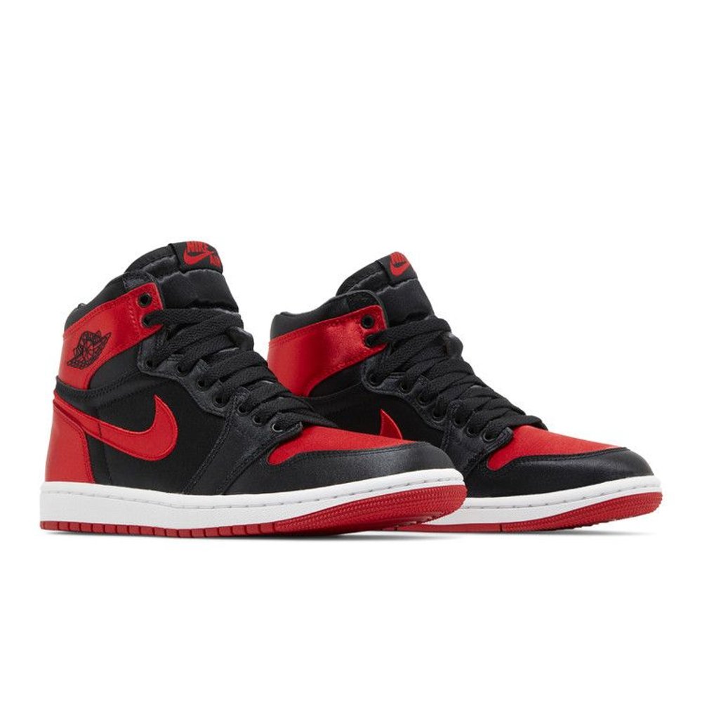 Jordan 1 Retro High OG Satin Bred (W) – lifestyle foto | Purekickz
