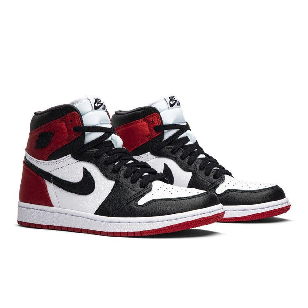 Jordan 1 Retro High Satin Black Toe – lifestyle foto | Purekickz