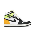 Jordan 1 Retro High White Black Volt University Gold – boční pohled | Purekickz