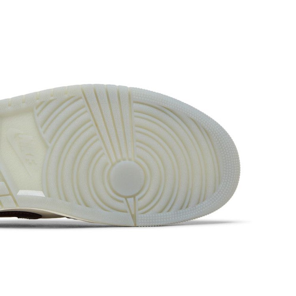 Jordan 1 Retro Low OG Year of the Dragon (2024) – pohled shora | Purekickz