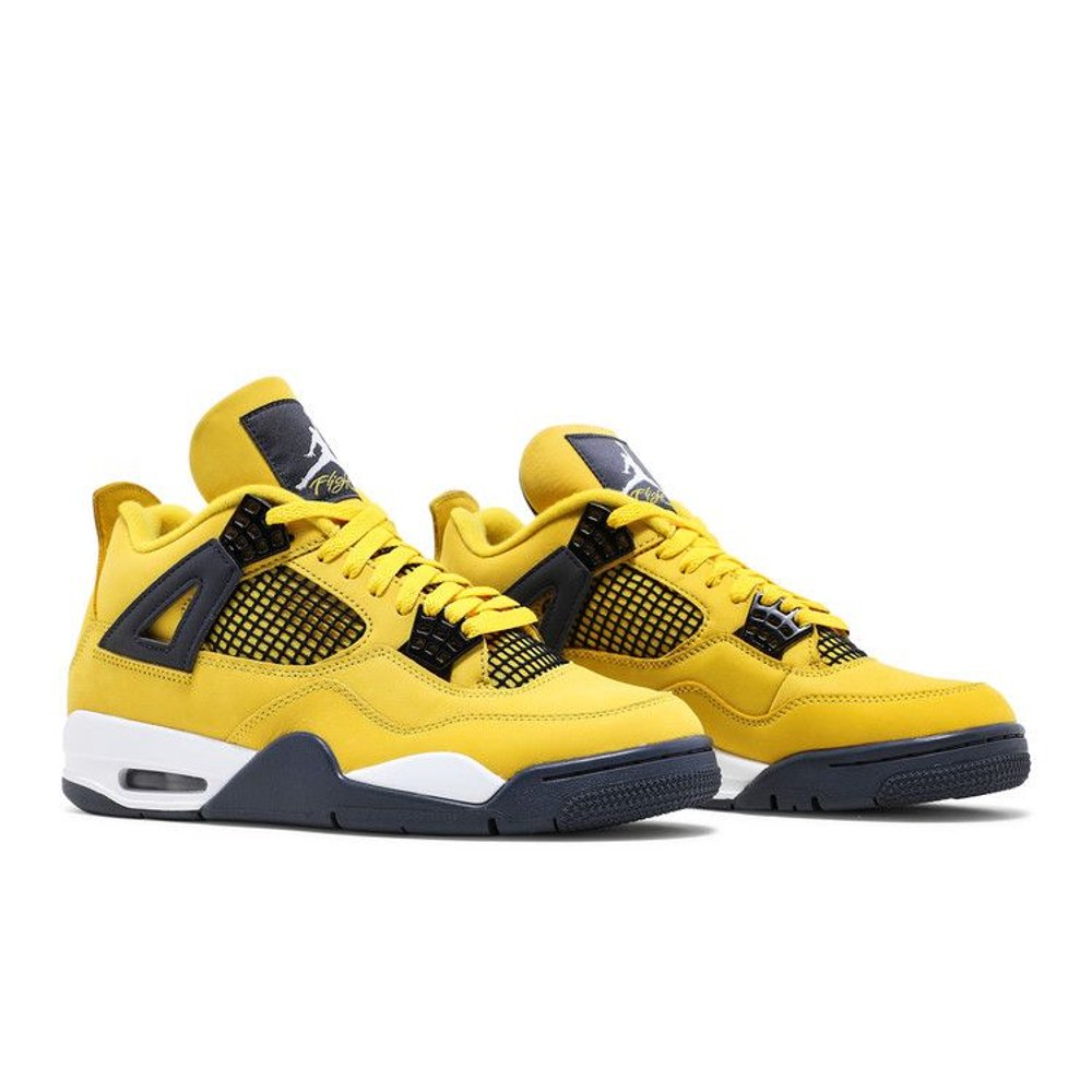 Jordan 4 Retro Lightning (2021) – lifestyle foto | Purekickz