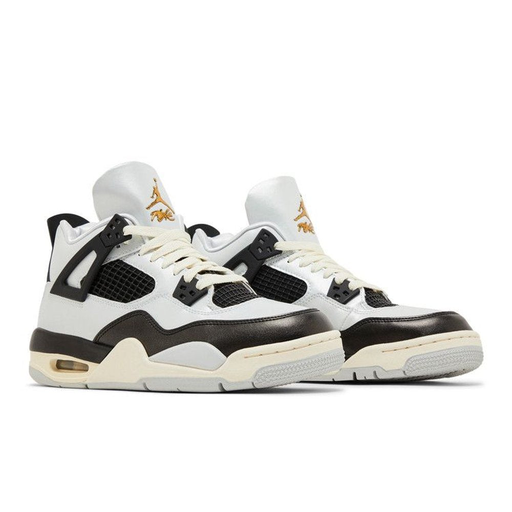 Jordan 4 Retro Platinum Gold (GS) – lifestyle foto | Purekickz