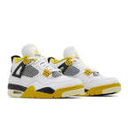 Jordan 4 Retro Vivid Sulfur (W) – lifestyle foto | Purekickz