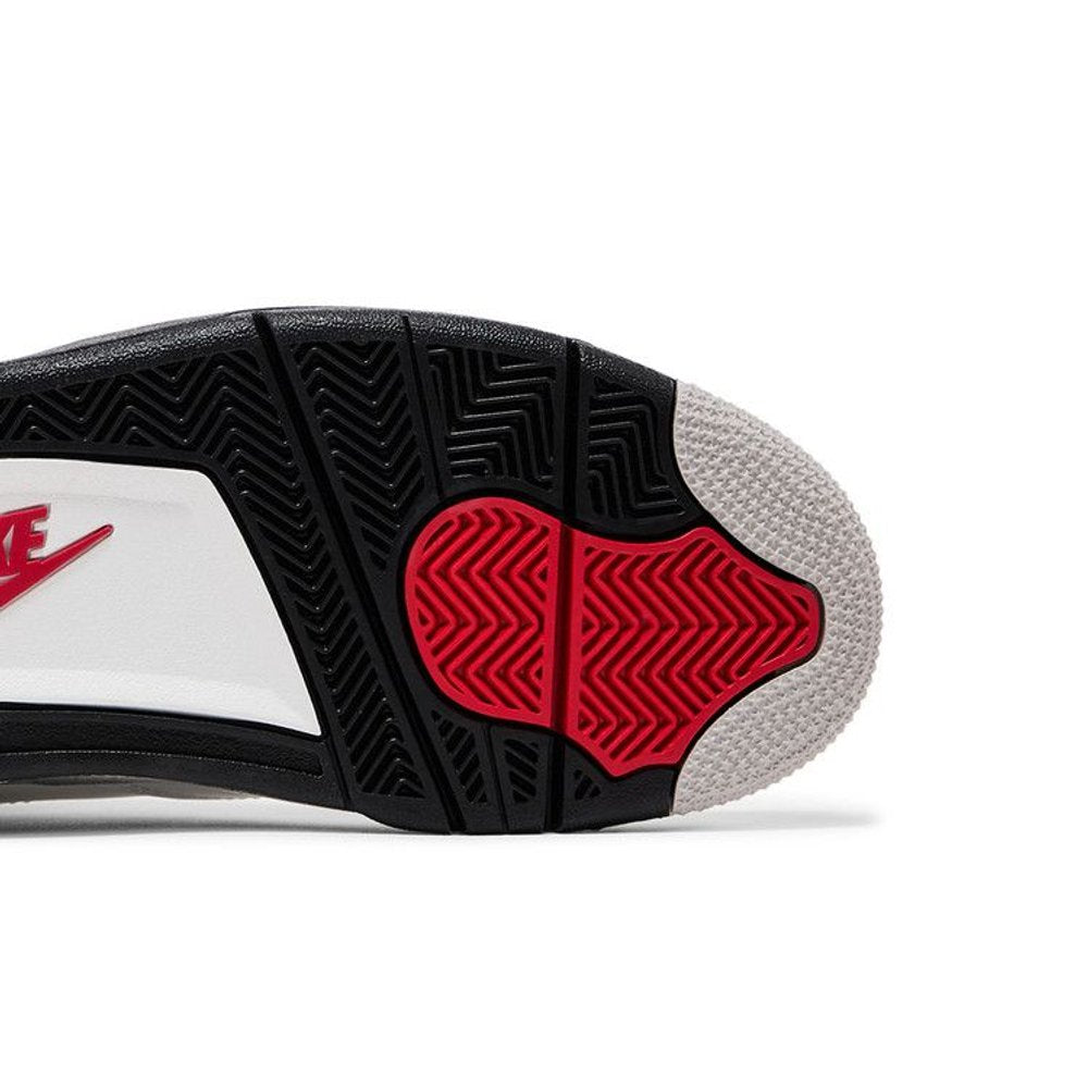 Jordan 4 Retro White Cement (2025) – pohled shora | Purekickz