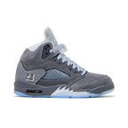 Jordan 5 Retro Wolf Grey (2026) – boční pohled | Purekickz