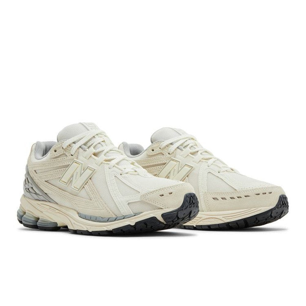 New Balance 1906R Sea Salt Grey – lifestyle foto | Purekickz