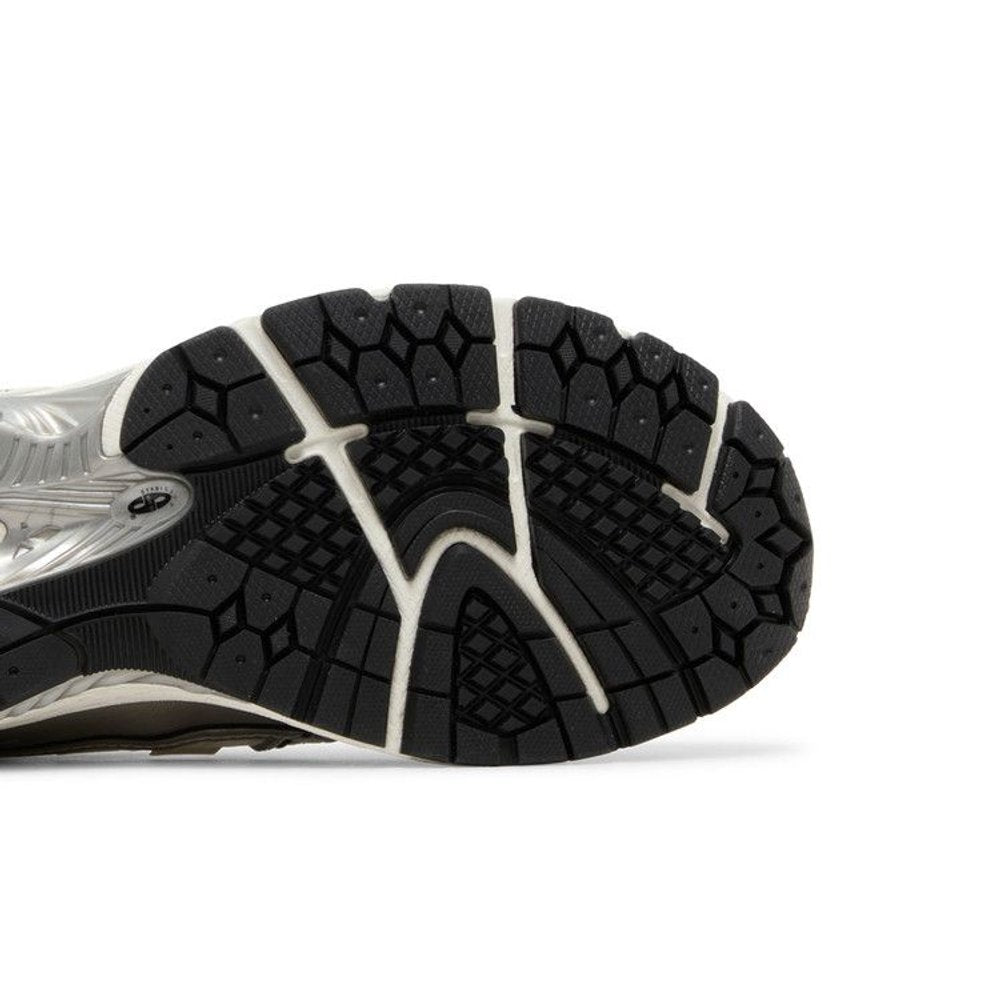 New Balance 1906R Silver Black – pohled shora | Purekickz