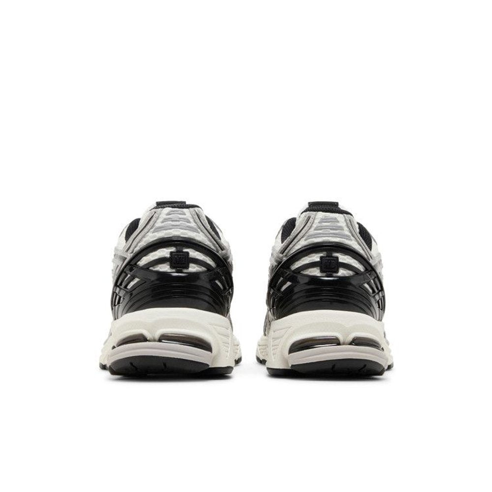 New Balance 1906R Silver Black – podrážka | Purekickz