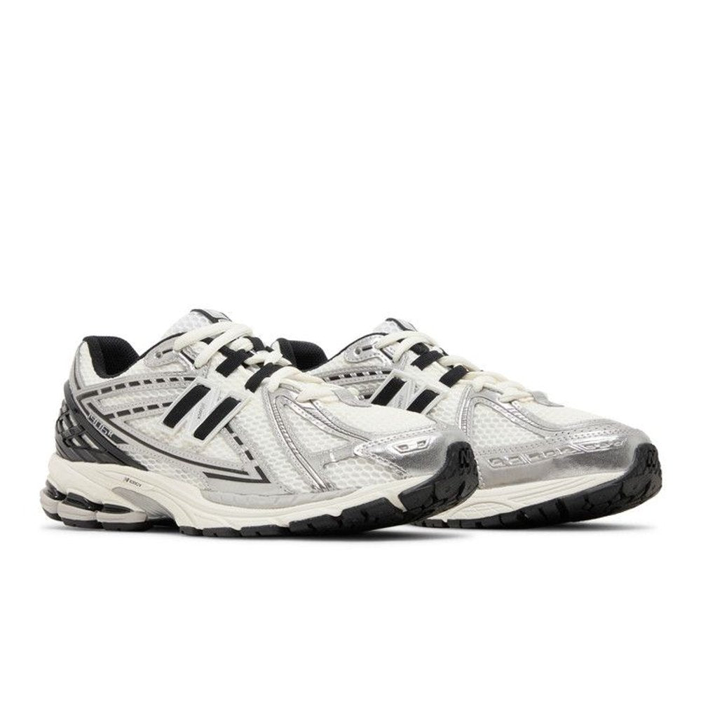 New Balance 1906R Silver Black – lifestyle foto | Purekickz