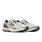 New Balance 1906R Silver Black – lifestyle foto | Purekickz