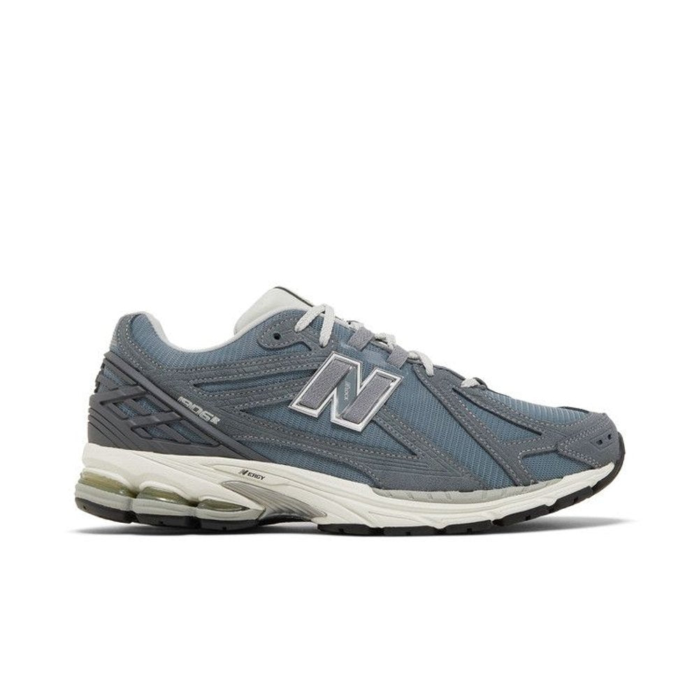New Balance 1906R Titanium – boční pohled | Purekickz