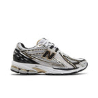 New Balance 1906R White Metallic Gold – boční pohled | Purekickz