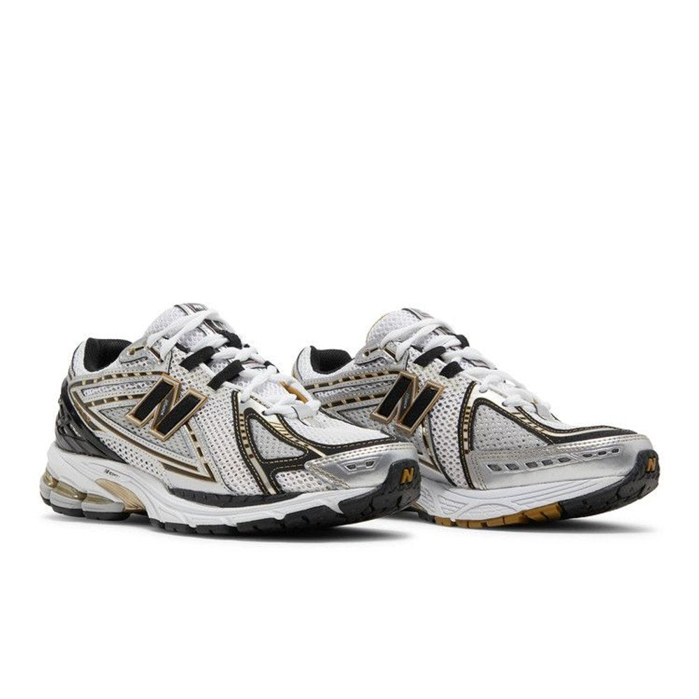 New Balance 1906R White Metallic Gold – lifestyle foto | Purekickz