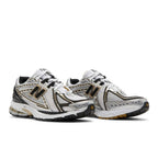 New Balance 1906R White Metallic Gold – lifestyle foto | Purekickz