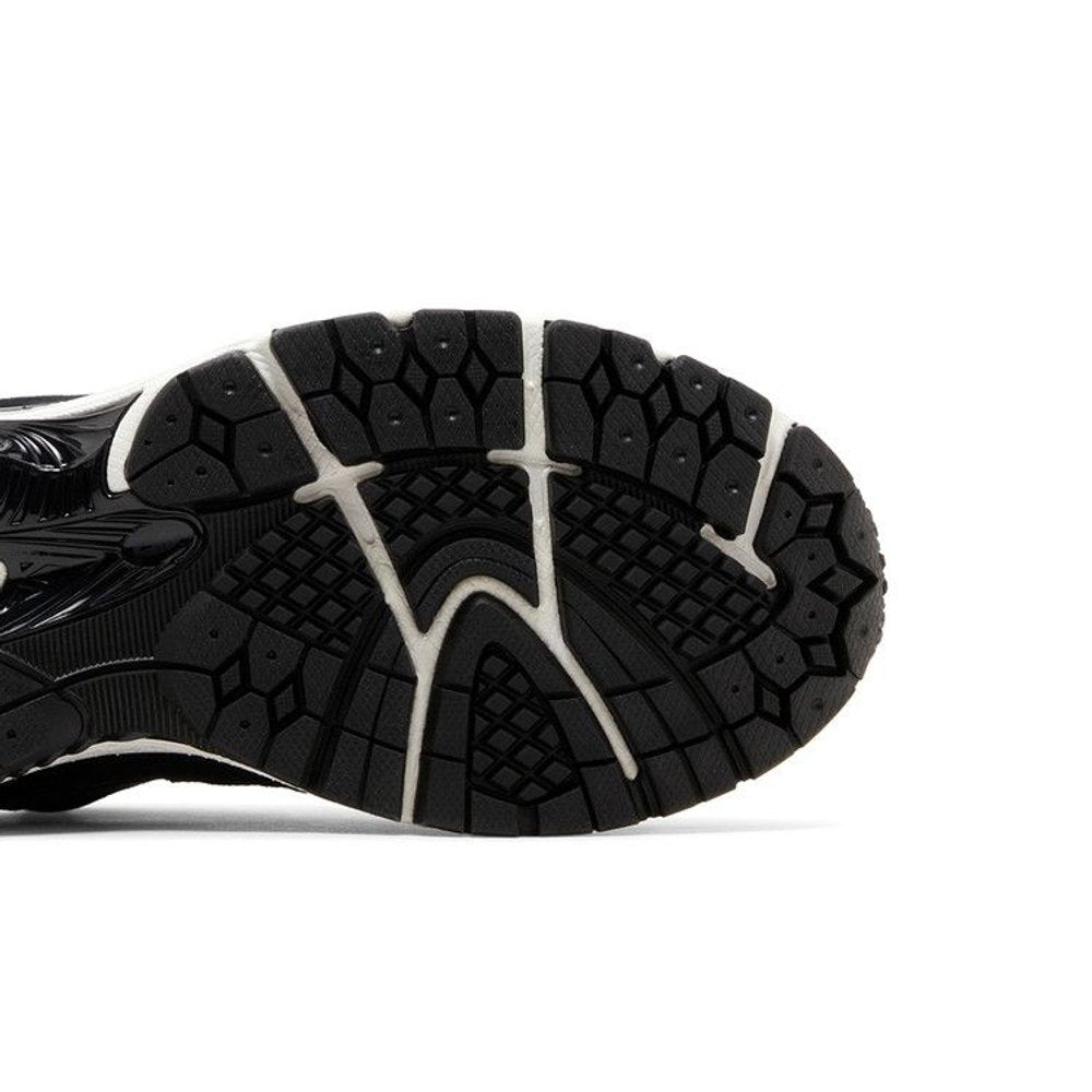 New Balance 2002R Black Gunmetal – pohled shora | Purekickz