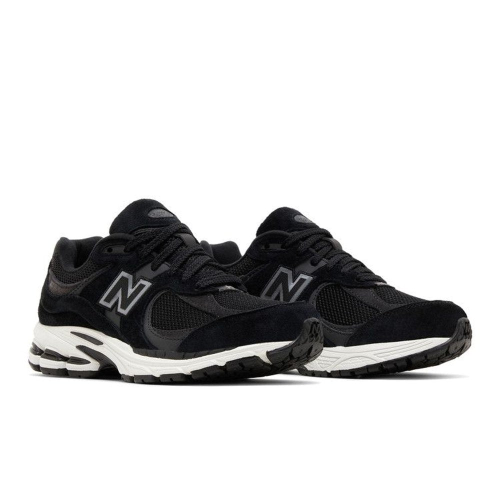 New Balance 2002R Black Gunmetal – lifestyle foto | Purekickz