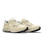 New Balance 2002R Bone Light Aluminum – lifestyle foto | Purekickz