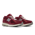 New Balance 2002R Bordeaux – lifestyle foto | Purekickz