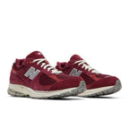 New Balance 2002R Bordeaux – lifestyle foto | Purekickz