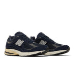 New Balance 2002R Eclipse Navy – lifestyle foto | Purekickz