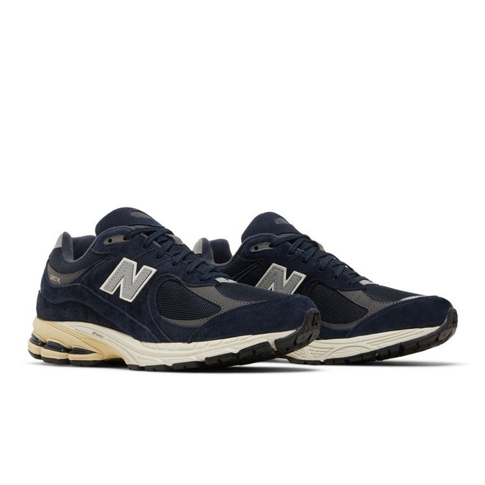 New Balance 2002R Eclipse Navy – lifestyle foto | Purekickz