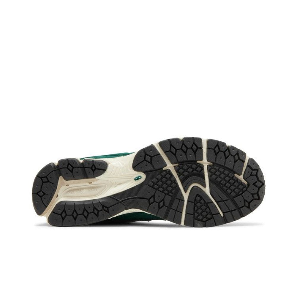 New Balance 2002R Nightwatch Green – zadní pohled | Purekickz