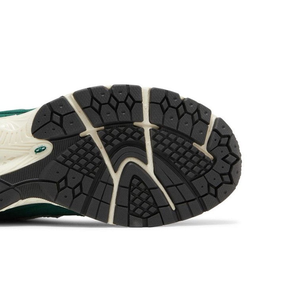 New Balance 2002R Nightwatch Green – pohled shora | Purekickz