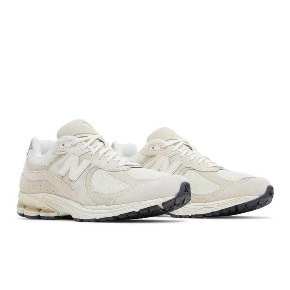 New Balance 2002R Off White – lifestyle foto | Purekickz