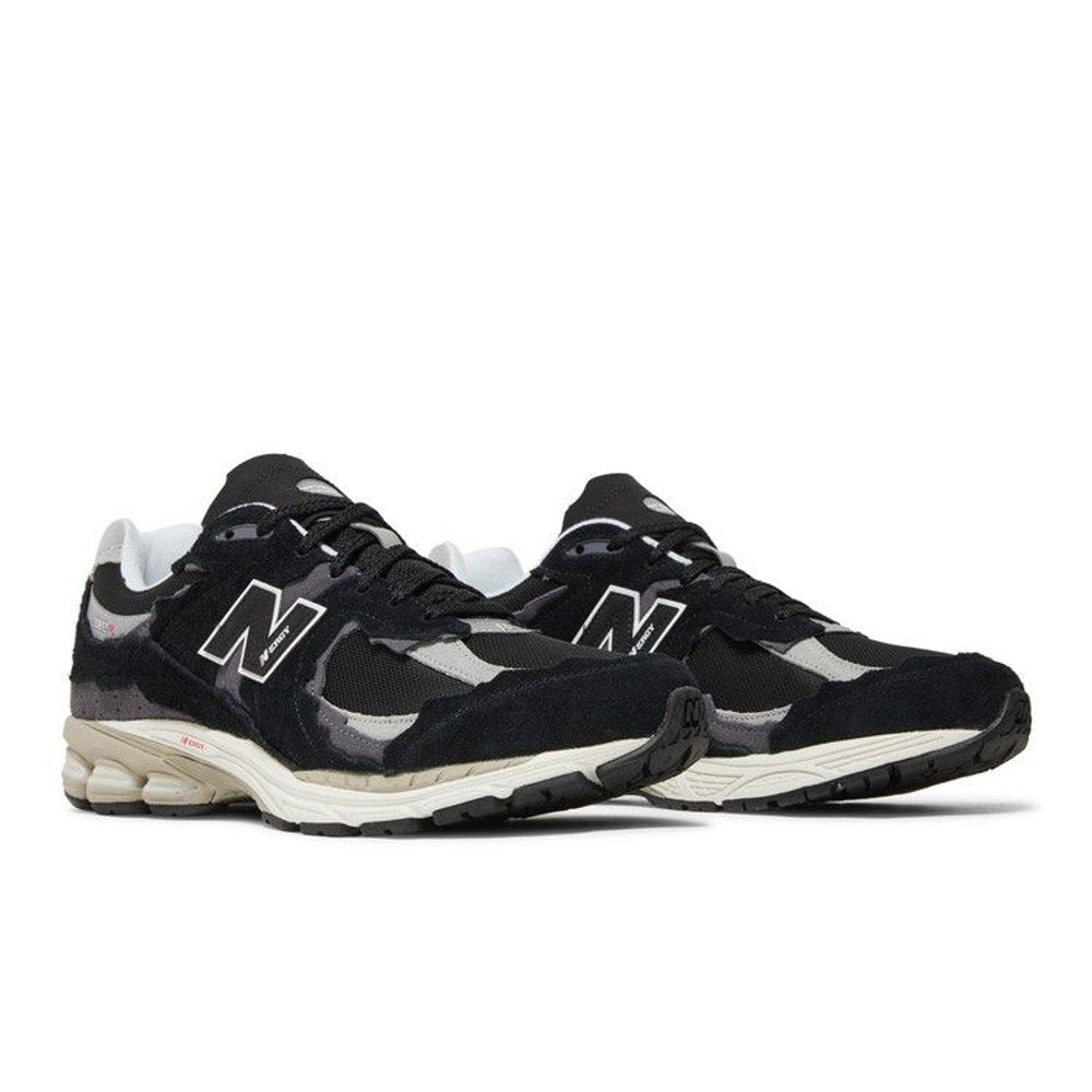 New Balance 2002R Protection Pack Black Grey – lifestyle foto | Purekickz