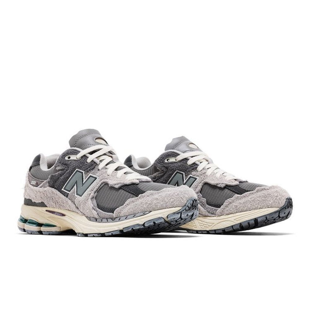 New Balance 2002R Protection Pack - Rain Cloud – lifestyle foto | Purekickz
