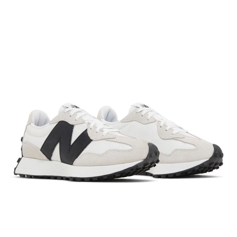 New Balance 327 White Black – lifestyle foto | Purekickz