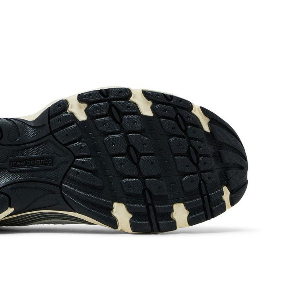 New Balance 530 Silver Metallic Black Cement – pohled shora | Purekickz