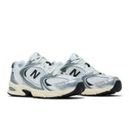 New Balance 530 Silver Metallic Black Cement – lifestyle foto | Purekickz